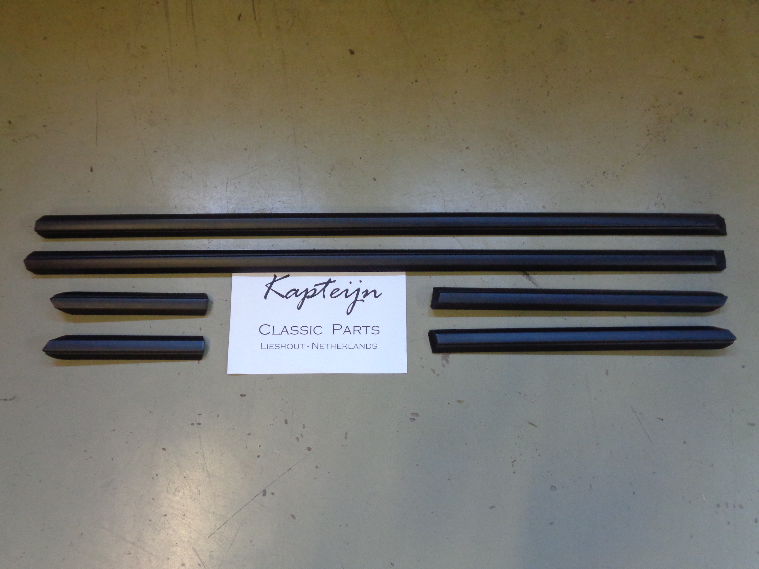 Lower moulding set shadow line convertable, fitting materials included (Repro, New)