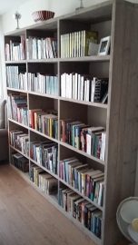 Boekenkasten in verschillende houtsoorten.