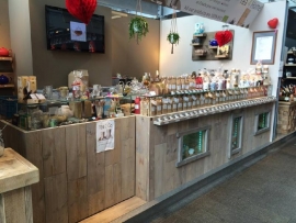 Steigerhouten balie InfiniTea Markthal Rotterdam