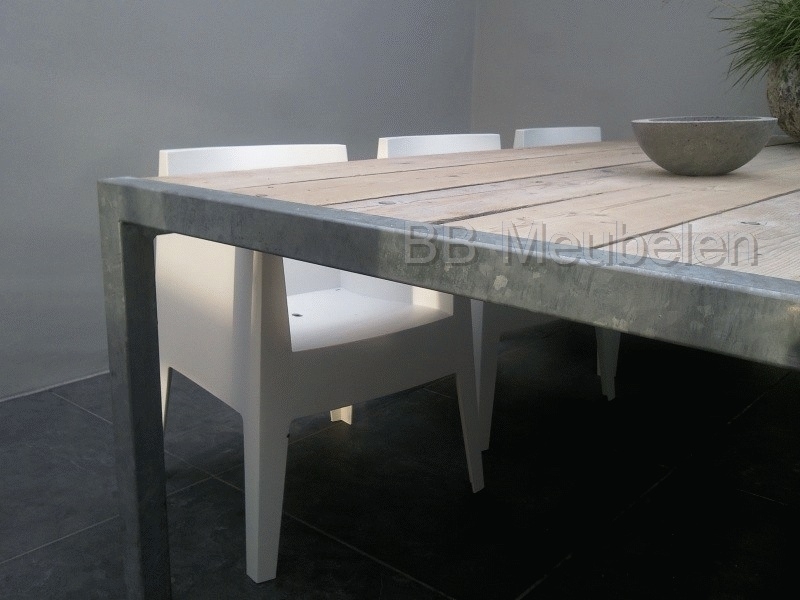 Tafel Stabilo "ALL", steigerhouten tafel met een frame van verzinkt staal