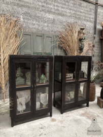 Twee dezelfde jaren 30 40 vitrinekasten met originele details en karakter 148086 148096