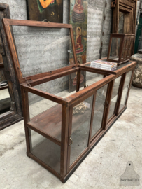 Jaren 20 museumkast een eyecatcher in glas en hout 147840 ..verkocht
