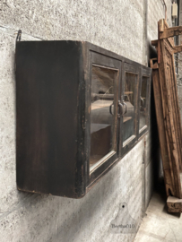 Historisch apothekers winkel hangvitrine 148185  lengte 153 cm