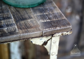 Geleefd dressoir van ijzer en hout (131587) verkocht