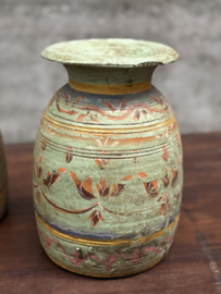 Oude Nepalese houten waterpoten tijdloos erfgoed met ziel 147718 147717 verkocht