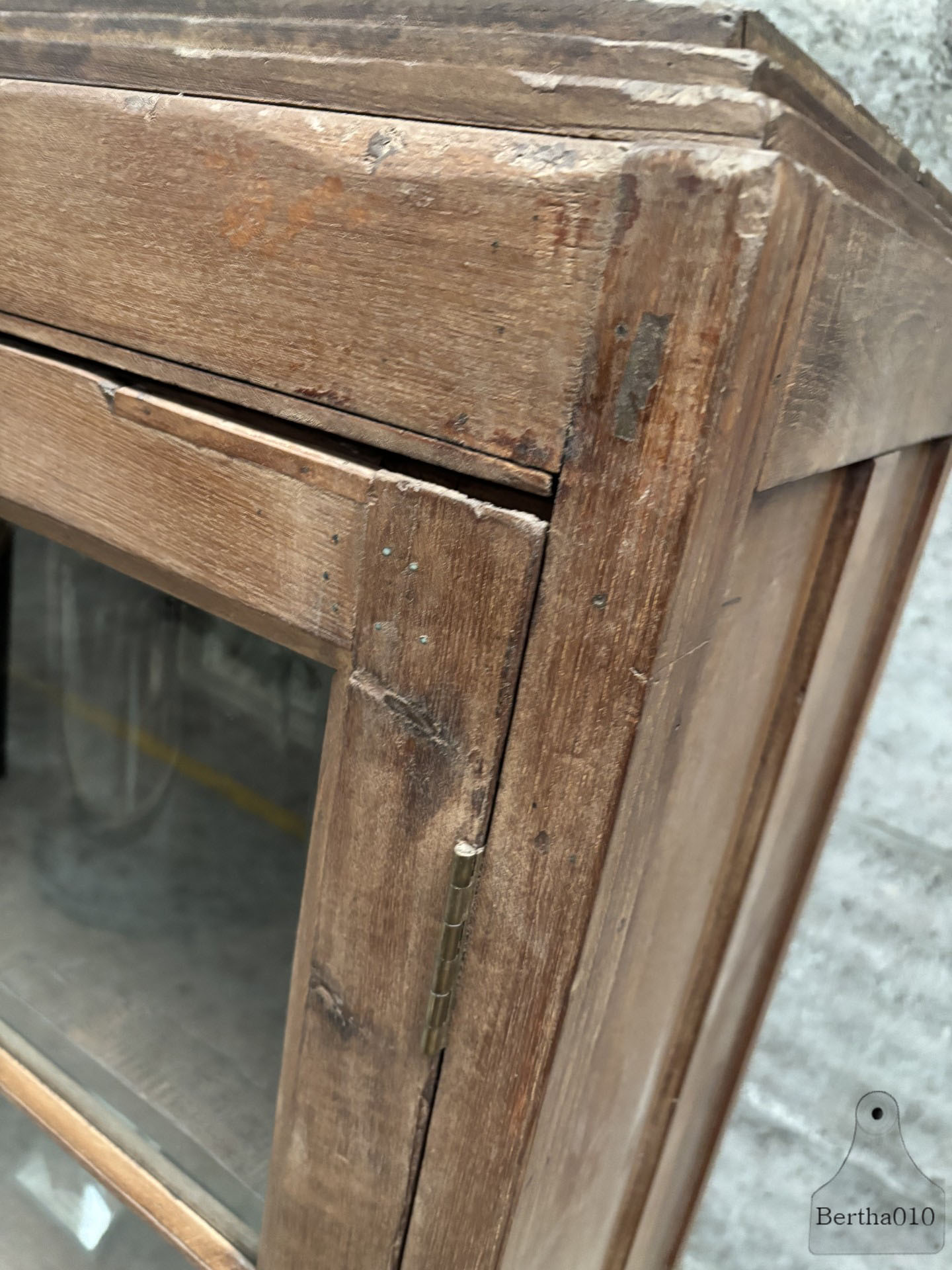 Oude hoge vitrine functionalisme met een vleugje Art Deco 147403