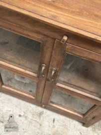 Charmante antieke vitrinekast met authentiek karakter 3 kanten glas 147829