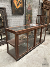 Jaren 20 museumkast een eyecatcher in glas en hout 147840 ..verkocht