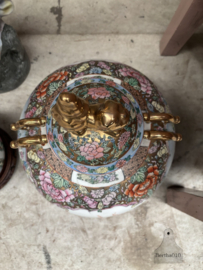 Monumentale Chinese ‘Palace Style’ dekselvaas met gouden Foo Dog (42 cm) 147973