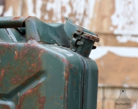 Oude jerrycan roest (131369)..verkocht