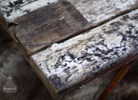 Industriële salontafel op ijzeren steunen (131032) verkocht
