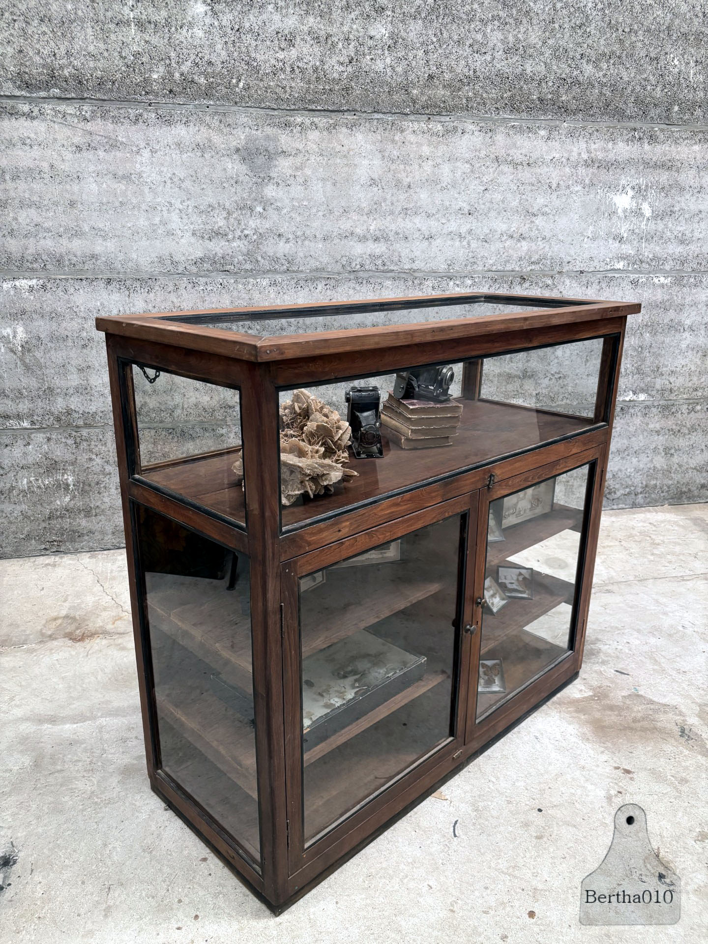 Prachtig antiek dressoir vitrine  museumstuk uit de jaren 30 147453