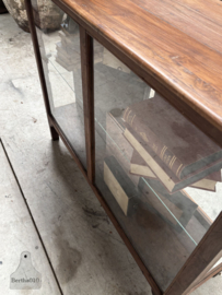 Antieke houten winkelvitrine met glazen schuifdeuren 148078