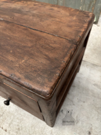 Lage antieke ladekast met karakter en patina 148109