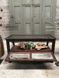 Antieke winkelvitrine met laden 148077