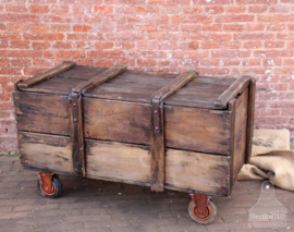 Oude kist op wielen(133528)...verkocht