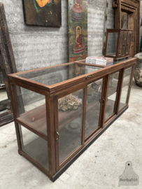 Jaren 20 museumkast een eyecatcher in glas en hout 147840 ..verkocht