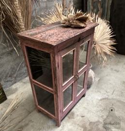 Oud antiek roze vitrinekastje 147444 verkocht