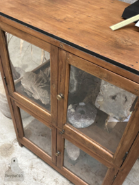 Elegante Engelse vitrinekast op pootjes glas aan 3 zijden 147690 verkocht
