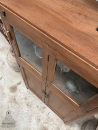 Houten vitrinekast met ronde hoeken en karaktervolle details 147750