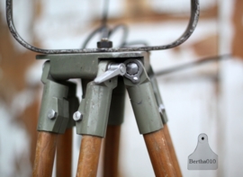 Industriële lamp op houten statief (131547) verkocht
