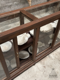 Antieke houten winkeldressoir van volledig glas 147864