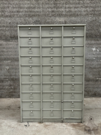 Oude kleppenkast beige/zacht grijs Strafor 30 kleppen (147131)