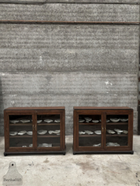 Twee smalle houten vitrines – vroeg 20e eeuw – winkelafkomst 147846 845