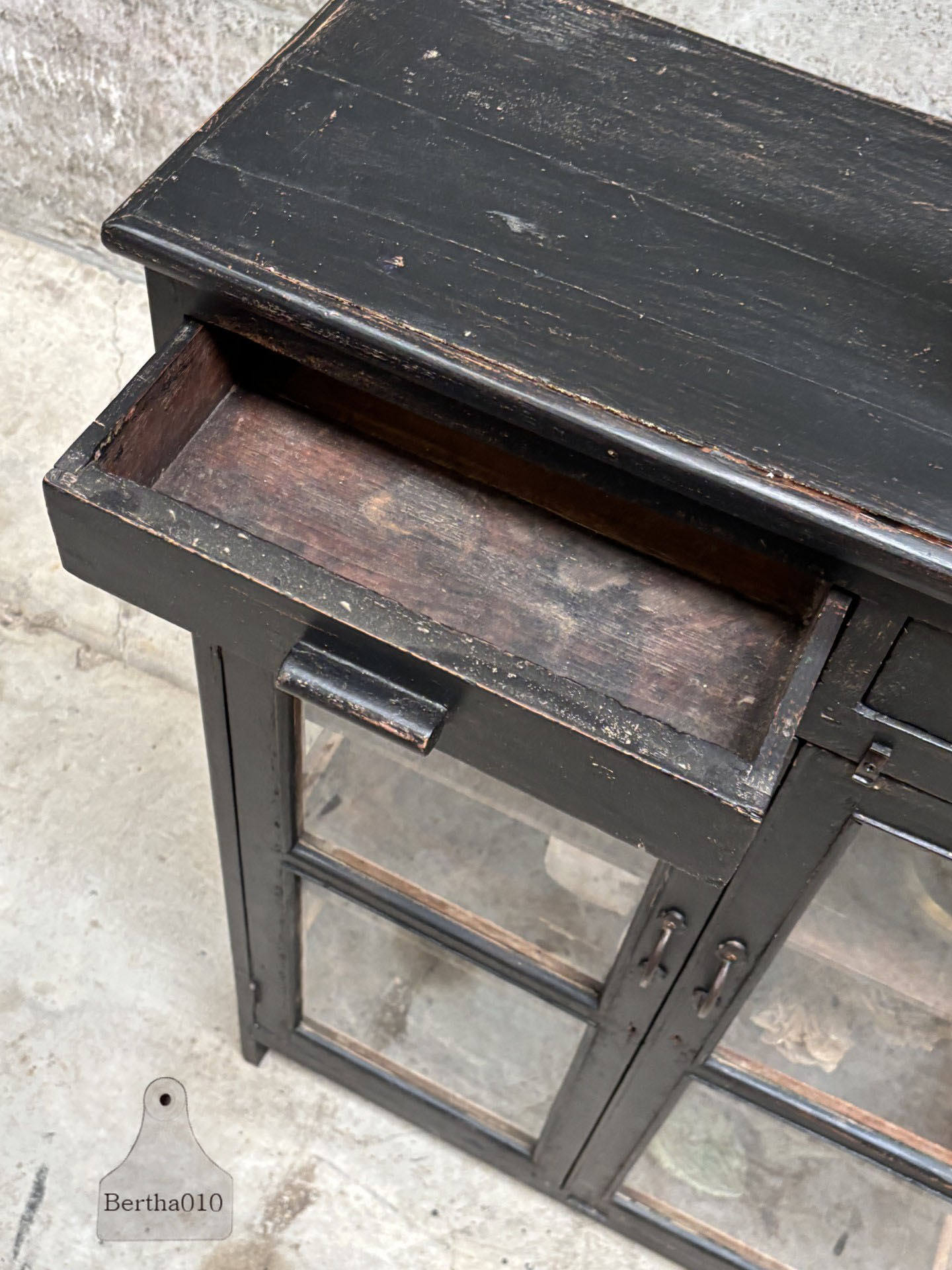 Smalle houten vitrinekast uit de jaren 1920-30  (147455)