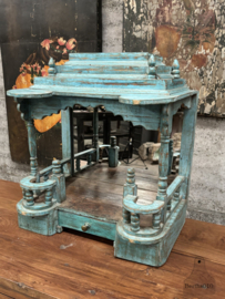 Middelgroot houten altaar uit India handgesneden en mystiek karakter 147877a