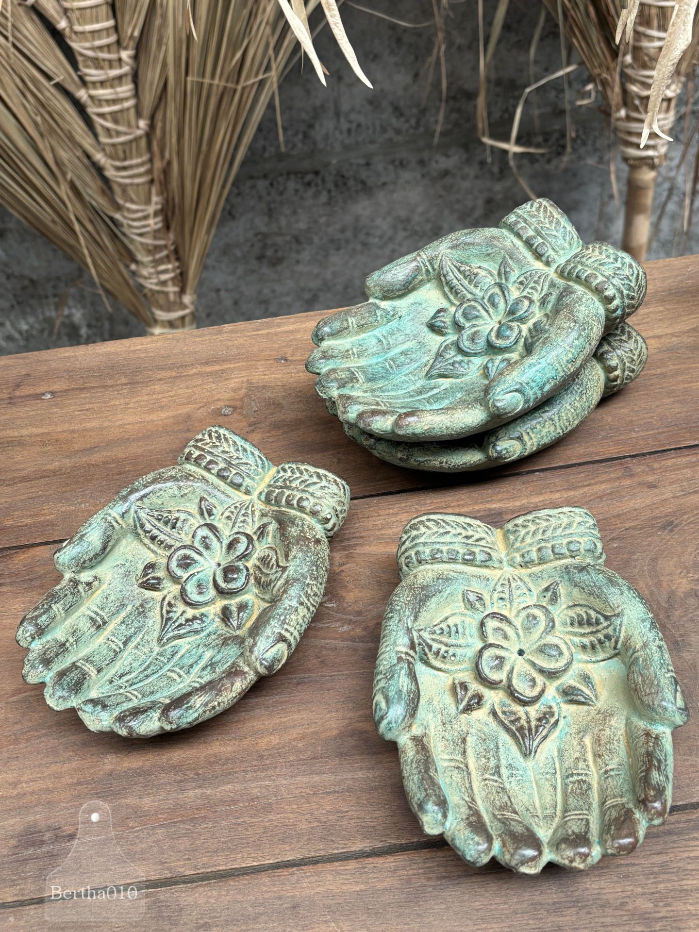 Stenen wierookhouder twee handen met lotusbloem 147510