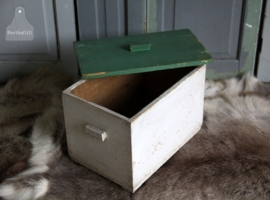 Oude kist met deksel (131123)...verkocht
