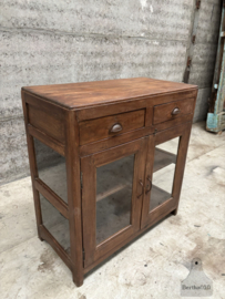 Unieke vitrine met oud gebobbeld glas, twee lades en aan 3 zijdes glas 147663