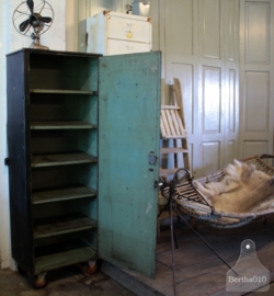 Oude ijzeren kast op wielen (132396)..verkocht