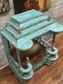 Middelgroot houten altaar uit India handgesneden en mystiek karakter 147877a