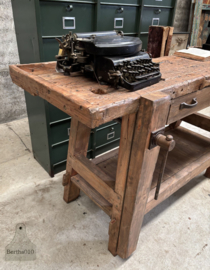 Oude werkbank uit timmermanschool 156 cm lengte 147793 verkocht