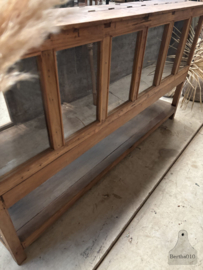 Bijzonder houten winkelmeubel met glazen bakken jaren 20–30 147724 verkocht verkocht Lengte 170 cm