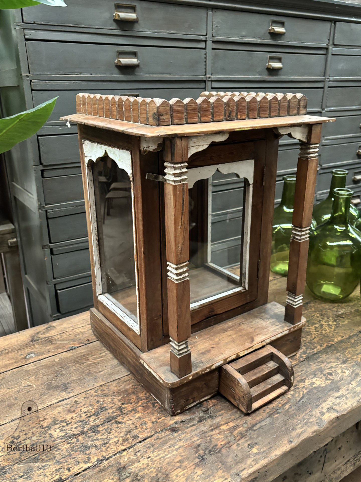 Authentieke houten vitrine tempel uit India circa 80 jaar oud 147474