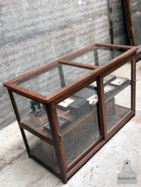 Antieke museumkast, alle zijde glas, toonbank, dressoir of ideaal keukeneiland 147860