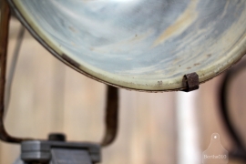 Industriële lamp op houten statief (131426) verkocht