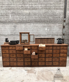 Origineel dressoir uit apotheek jaren 20–30 147728 246 cm lang verkocht