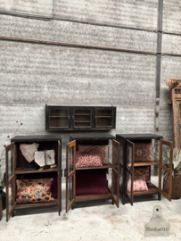 Historisch apothekers winkel hangvitrine 148185  lengte 153 cm