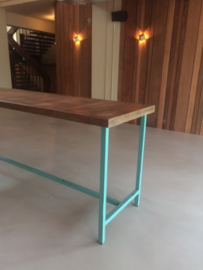 Hoge tafel turquoise met oud houten blad