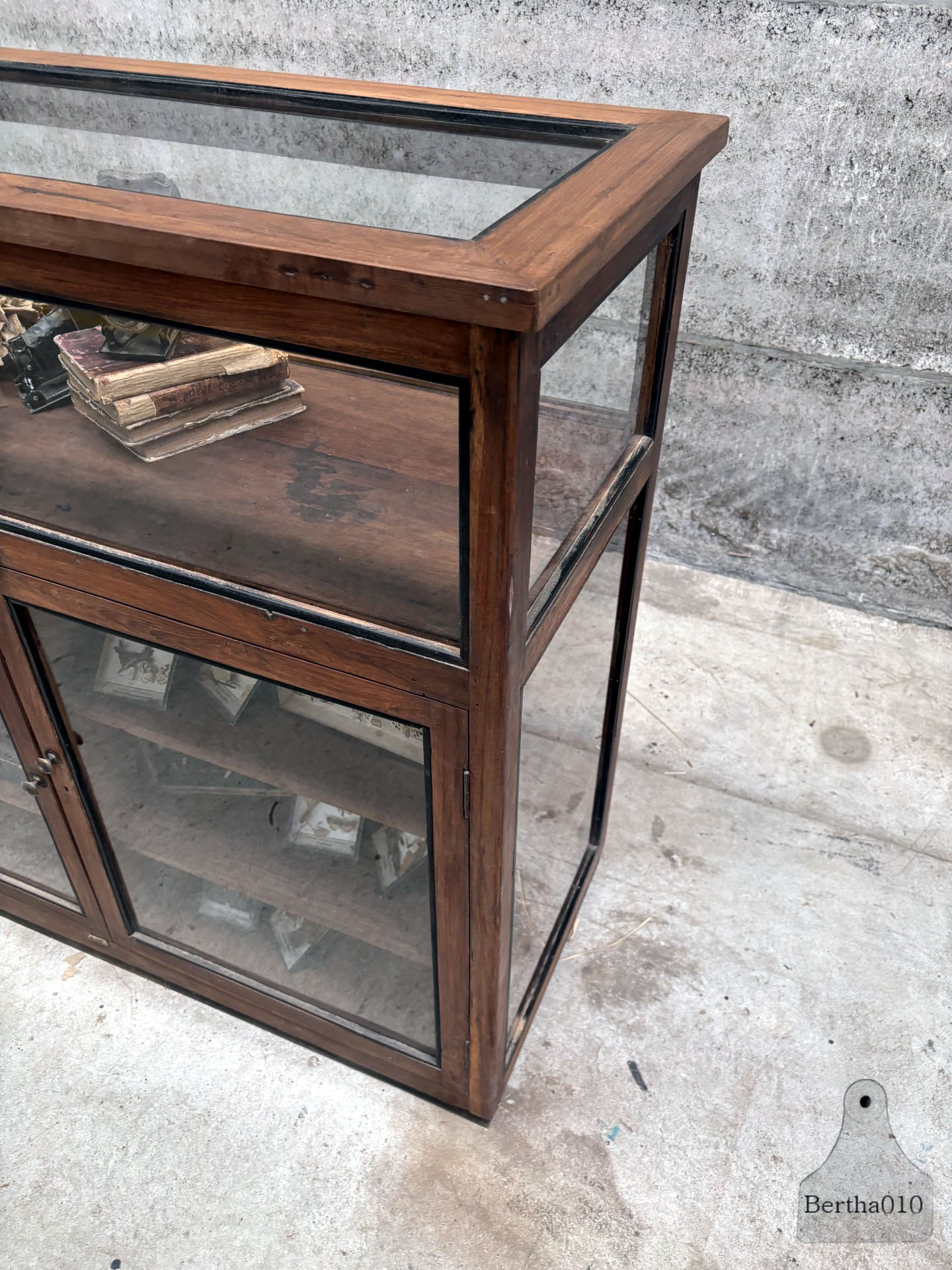 Prachtig antiek dressoir vitrine  museumstuk uit de jaren 30 147453