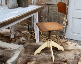 Oude bureaustoel op wieltjes (131433)..verkocht