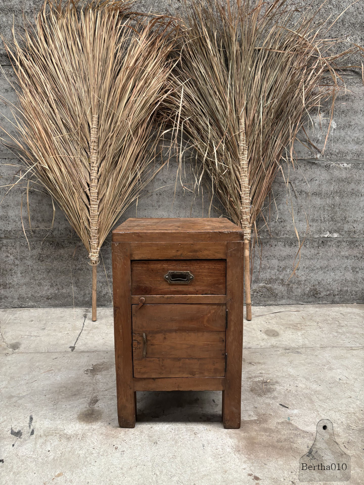 Antiek robuust houten kastje functioneel tijdloos design 147461