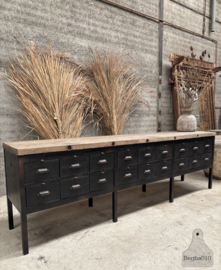 Ladekast uit oud Frans atelier uniek kookeiland dressoir 148028