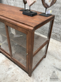 Antieke vitrinekast museum toonbank keukeneiland  147834