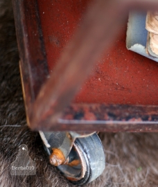 Industrieel sloophouten tafel op wielen ( 130441)..verkocht