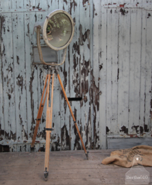 Oude fabriekslamp op houten statief (136541) verkocht